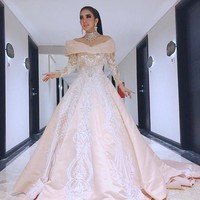 Gaun off-the-shoulder rancangan Susan Zhuang benar-benar membuat Syahrini tampil bak princess. Foto: Instagram @princessyahrini