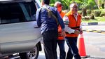 Senyum Tersangka Suap Perizinan Limbah Sawit Saat Diperiksa KPK