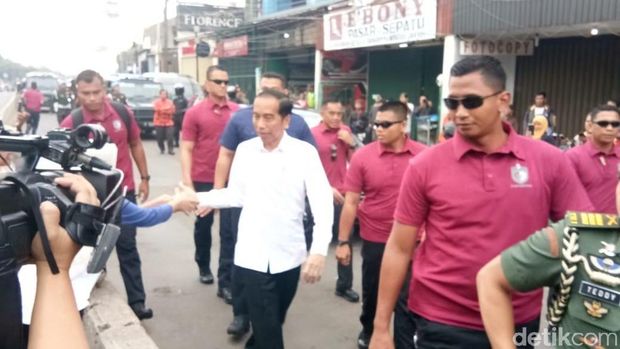 Tiba-tiba Jokowi Sambangi Pasar Minggu, Beli Kedondong dan Ikan Gabus