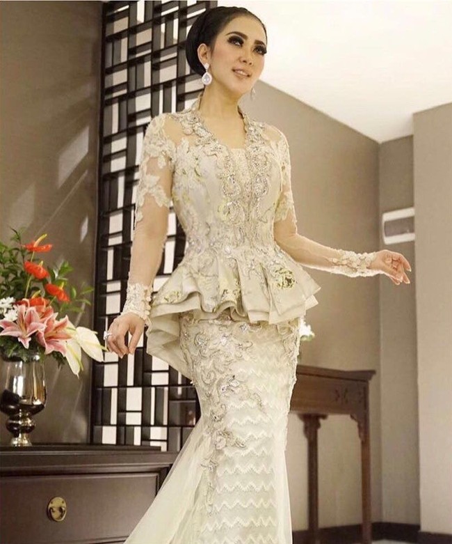 Bayangkan Syahrini melakukan akad nikah dibalut kebaya brokat cantik seperti ini.  Foto: Instagram @princessyahrini