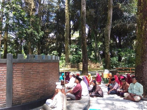 Di Gunung Tidar ini pun terdapat makam Syeh Subakir, Kyai Sepanjang dan Makam Mbah Semar. Pengunjung yang datang ke Gunung Tidar, kebanyakan berziarah. (Eko Susanto/detikTravel) Di Gunung Tidar ini pun terdapat makam Syeh Subakir, Kyai Sepanjang dan Makam Mbah Semar. Pengunjung yang datang ke Gunung Tidar, kebanyakan berziarah. (Eko Susanto/detikTravel)