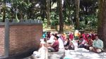 Foto: Menjelajahi Gunung Tidar dan Peziarah Makam Tua