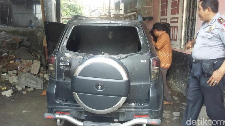 Detik-detik Mobil Caleg PDIP Sleman Dibakar Orang Misterius Detik-detik Mobil Caleg PDIP Sleman Dibakar Orang Misterius