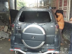 Detik-detik Mobil Caleg PDIP Sleman Dibakar Orang Misterius