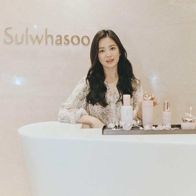 Datang ke Singapura untuk hadir di acara peluncuran produk terbaru Sulwhasoo, Song Hye Kyo dirumorkan cerai dari Song Joong Ki. Gosip panas tersebut karena aktris Korea 37 tahun itu tidak terlihat menggunakan cincin kawin di acara tersebut. Foto: Instagram (@sulwhasoo.indonesia)