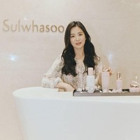 Datang ke Singapura untuk hadir di acara peluncuran produk terbaru Sulwhasoo, Song Hye Kyo dirumorkan cerai dari Song Joong Ki. Gosip panas tersebut karena aktris Korea 37 tahun itu tidak terlihat menggunakan cincin kawin di acara tersebut. Foto: Instagram (@sulwhasoo.indonesia)