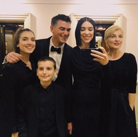 Hadir di BRIT Awards 2019 baru-baru ini, Dua Lipa menjadi perbincangan. Bukan cuma karena penghargaan yang diraihnya, tapi juga ayahnya yang turut hadir. Dukagjin Lipa berhasil menuai atensi lantaran perawakannya yang menawan. Foto: Instagram/@dukagjinlipa