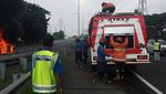 Penampakan Mobil Terbakar di Tol Waru Juanda
