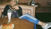 Begini gaya keren Jordyn, saat menikmati segelas milkshake dingin yang manis dengan burger dan tumpukan kentang goreng renyah. Foto: Instagram @jordynwoods