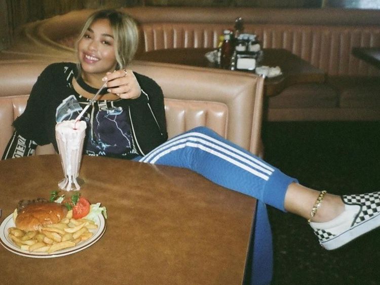 Gaya Keren Jordyn Woods, Mantan Sahabat Kylie Jenner Saat Makan Burger