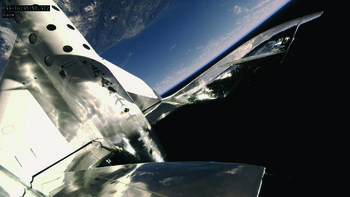 Kru pesawat menikmati pemandangan luar biasa Bumi dari angkasa dan merasakan mengapung di udara selama beberapa menit, sebut Virgin Galactic. Foto: Reuters