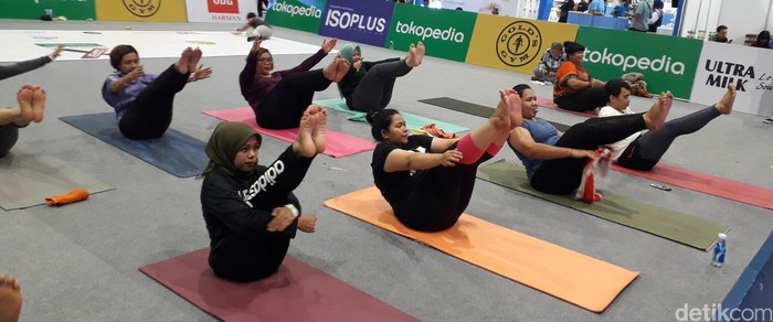 Yang ini disebut navasana atau pose yang menyerupai kapal (boat). Pose ini melatih kekuatan dan fleksibilitas yang mengharuskan posisi tubuh berbentuk V. Pose ini nggak cuma melatih fisik tapi juga konsentrasi, stamina, dan keseimbangan. Jadi, udah jelas ya badan size plus juga bisa yoga. (Foto: Rosmha Widiyani/detikHealth) Yang ini disebut navasana atau pose yang menyerupai kapal (boat). Pose ini melatih kekuatan dan fleksibilitas yang mengharuskan posisi tubuh berbentuk V. Pose ini nggak cuma melatih fisik tapi juga konsentrasi, stamina, dan keseimbangan. Jadi, udah jelas ya badan size plus juga bisa yoga. (Foto: Rosmha Widiyani/detikHealth)
