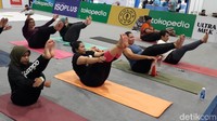 Yang ini disebut navasana atau pose yang menyerupai kapal (boat). Pose ini melatih kekuatan dan fleksibilitas yang mengharuskan posisi tubuh berbentuk V. Pose ini nggak cuma melatih fisik tapi juga konsentrasi, stamina, dan keseimbangan. Jadi, udah jelas ya badan size plus juga bisa yoga. (Foto: Rosmha Widiyani/detikHealth) 