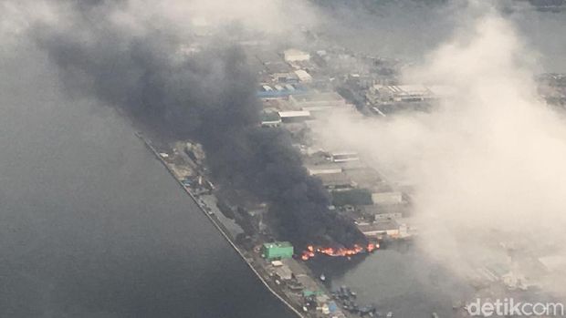Begini Penampakan Kapal Nelayan yang Terbakar di Muara Baru dari Udara