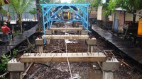 Kondisi jalan papan yang sudah termakan usia puluhan tahun, tertempa terik sinar matahari dan hujan, serta menahan beban dari maraknya penggunaan motor listrik, kemudian mendasari perlunya penyesuaian dan penyempurnaan jalan dengan pengerasan beton. Pool/Wika.