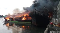 Foto: Kapal-kapal yang terbakar itu merupakan kapal yang bersandar. Kebakaran itu terjadi sejak sekitar pukul 15.00 WIB. (Farih-detikcom)