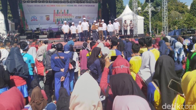 Polres Ciamis Ajak Ribuan Milenial Peduli Selamat Lalu Lintas Polres Ciamis Ajak Ribuan Milenial Peduli Selamat Lalu Lintas