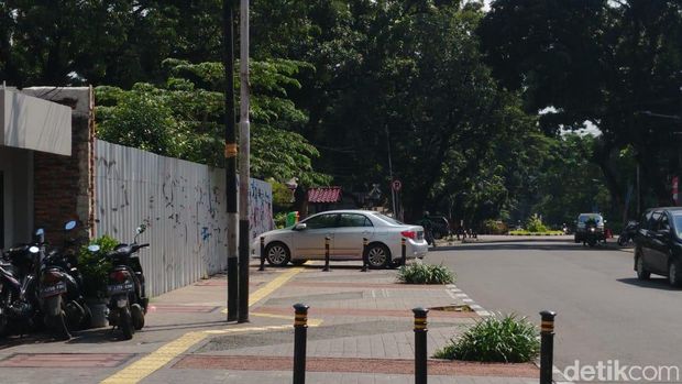 Duh! Trotoar di Jalan Mahakam Jaksel Malah Jadi Tempat Parkir Mobil