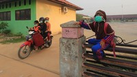 Sejumlah sekolah di Kota Dumai meliburkan kegiatan belajar mengajarnya untuk menghindar dari terpapar kabut asap kebakaran hutan dan lahan gambut yang terjadi di wilayah pesisir Riau. ANTARA FOTO/Aswaddy Hamid.