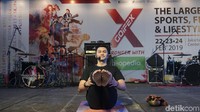 Dari beberapa tahun lalu, Anjasmara fokus di yoga dan cardio. Tapi intensitas cardio yang ia lakukan nggak sebanyak yoga. (Foto: Khadijah/detikHealth)