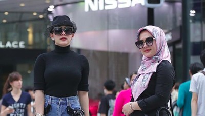 7 Momen Keakraban Syahrini dengan Adiknya, Aisyahrani