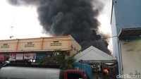 Foto: Sebagian warga juga ikut membantu petugas damkar. Mereka membantu menarik selang agar sampai di titik api. (Farih-detikcom)