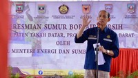 Arcandra mengungkapkan bahwa sumur bor di Nagari Sumanik, Tanah Datar, dapat melayani hingga 1.400 jiwa. Meski dibangun di area Masjid Miftahul Jannah, namun pemanfaatannya juga ditujukan untuk memenuhi keperluan sehari hari masyarakat sekitar. Harapannya, masyarakat dapat merawat dan menggunakan sumur bor ini dengan baik sehingga digunakan secara maksimal. Pool/Kementerian ESDM.