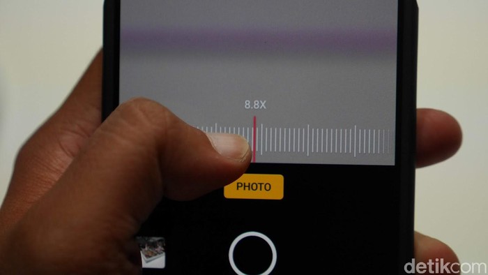 Ponsel Oppo dengan Lossless Zoom 10x. Foto: Anggoro Suryo Jati/detikINET Ponsel Oppo dengan Lossless Zoom 10x. Foto: Anggoro Suryo Jati/detikINET
