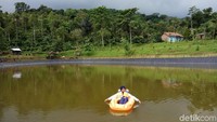 Di tepi embung ada 2 gazebo 3 X 4 meter untuk beristirahat. Ada pula warung dengan kopi asli Desa lerep, aneka gorengan dan makanan ringan juga sebuah musala (Aji Kusuma/detikTravel)