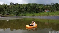 Kalau kamu mau naik perahu harus membayar Rp 10 ribu, itu untuk satu kali putaran mengitari Embung Sebligo (Aji Kusuma/detikTravel)
