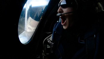  Beth Moses yang merupakan Chief Astronaut Instructor Virgin Galactic, yang akan ditugaskan untuk melatih para turis antariksa, berperan sebagai penumpang pesawat VSS Unity untuk mengevaluasi kabin dan pengalaman penumpang. Foto: Reuters