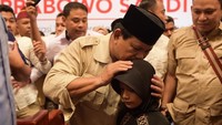 Prabowo mendapatkan surat cinta dari bocah perempuan bernama Jawa Gendis Queen saat datang ke Regale Covention Center, Medan, Sabtu (23/2/2019). Ia terharu dan memeluk Gendis. (Foto: Dok. BPN Prabowo-Sandiaga)