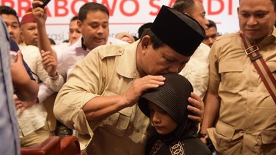 Foto: Momen Prabowo Dapat Surat Cinta dari Bocah Gendis di Medan