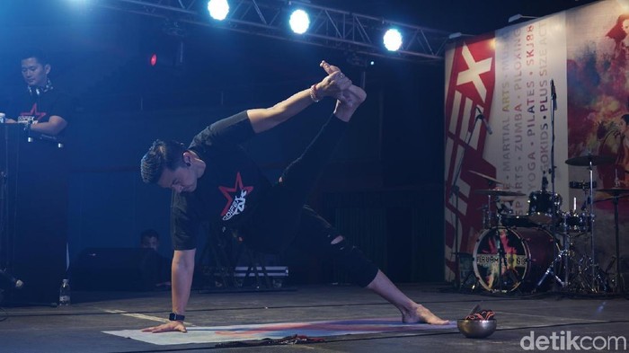 Pose yoga oleh Anjasmara. Foto: Khadijah Nur Azizah/detikHealth Pose yoga oleh Anjasmara. Foto: Khadijah Nur Azizah/detikHealth