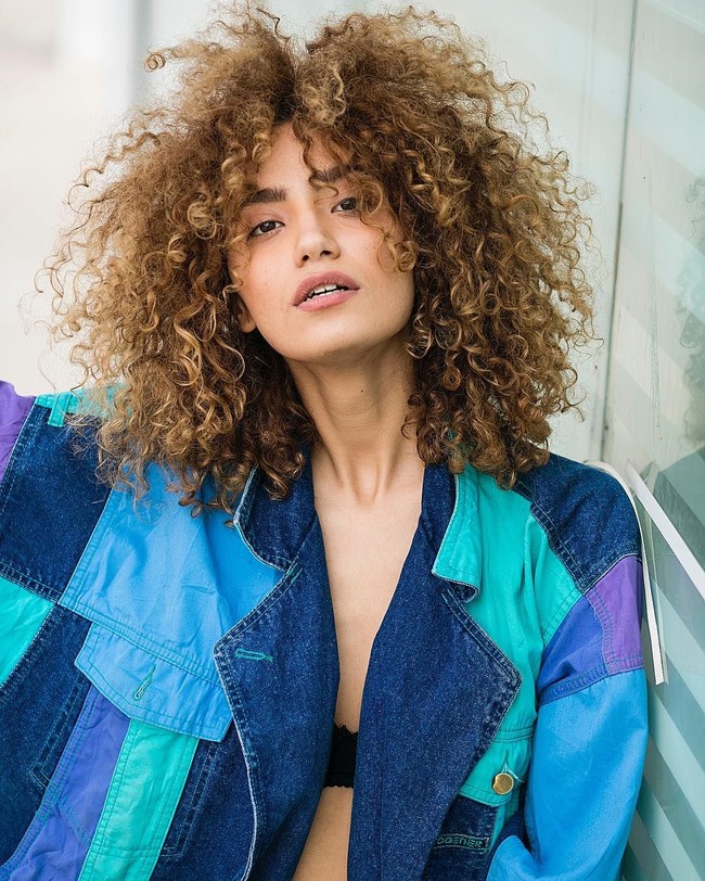 Setelah enam bulan keperawanannya dijual, akhirnya ada penawaran yang paling besar. Seorang politikus asal Tokyo, Jepang rela membeli keperawanan Mahbuba seharga 2,4 juta euro atau sekitar Rp 38 miliar.  Foto: dok. Instagram (@mahbuba_mammadzada)