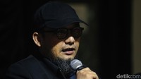Novel bicara mengenai teror yang menimpa para penegak hukum, termasuk juga kasus penyiraman air keras yang dialaminya.
