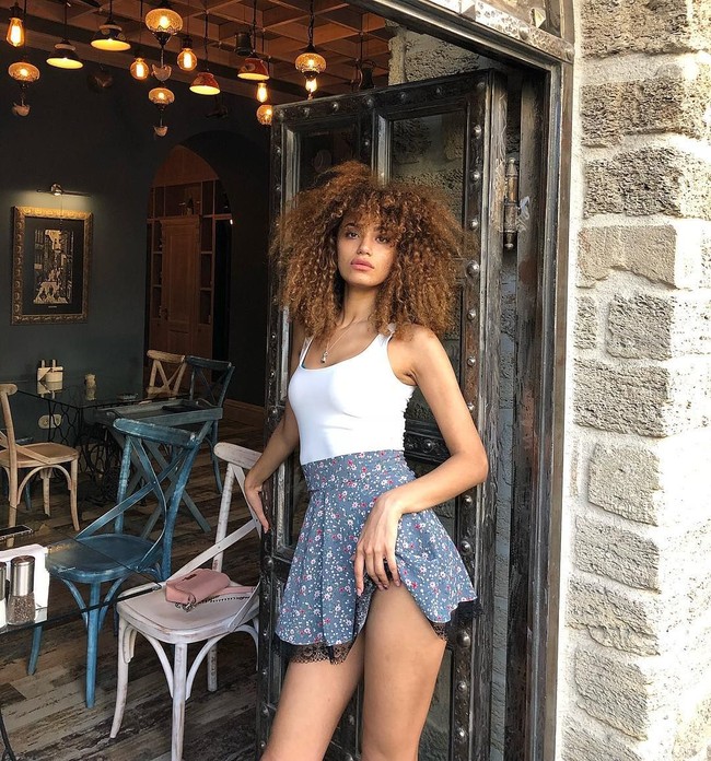 Wanita berambut afro itu mengaku sudah merasa cukup sukses menjadi model. Namun menurutnya, uang yang super banyak sulit datang dalam semalam. Akhirnya impianku menjadi nyata dengan mendapatkan banyak uang dalam waktu singkat, ujarnya, seperti dikutip Daily Star.  Foto: dok. Instagram (@mahbuba_mammadzada)