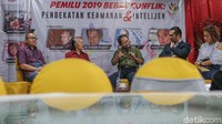 Pemilu diikuti oleh 16 partai nasional, 4 partai lokal dan dua pasangan capres-cawapres.