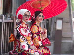 Trik Pakai Hijab Agar Tampak Lebih Tirus Ala Adik Syahrini