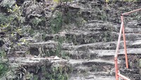Menuju air terjun, kamu harus lewati tangga berbatu ini. (Pradito Rida Pertana/detikTravel)