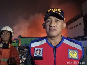 Cegah Api Meluas, Damkar Lokalisir Kapal-Kapal Nelayan di Muara Baru