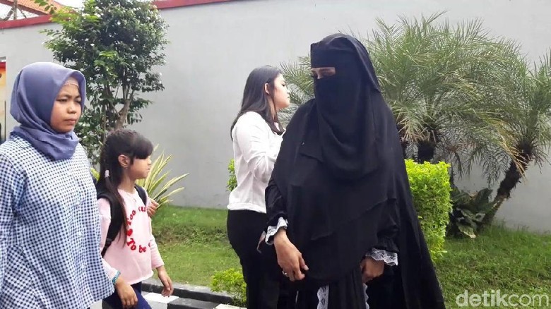Bahagianya Ahmad Dhani Saat Dijenguk Sang Buah Hati Bahagianya Ahmad Dhani Saat Dijenguk Sang Buah Hati