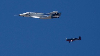 Beberapa saat kemudian, VSS Unity kembali ke Bumi untuk digunakan dalam penerbangan berikutnya. Foto: Reuters