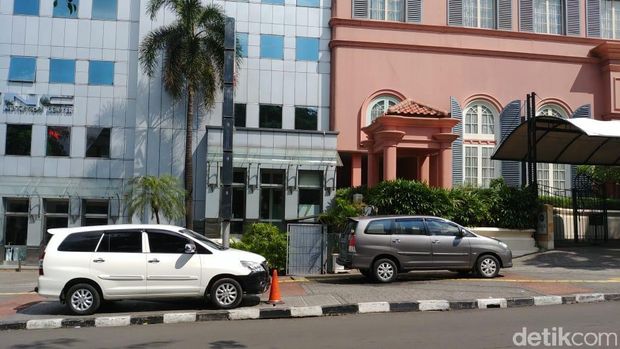 Duh! Trotoar di Jalan Mahakam Jaksel Malah Jadi Tempat Parkir Mobil