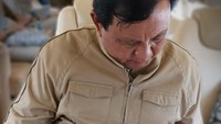 Prabowo membaca surat cinta Gendis di pesawat. (Foto: Dok. BPN Prabowo-Sandiaga)