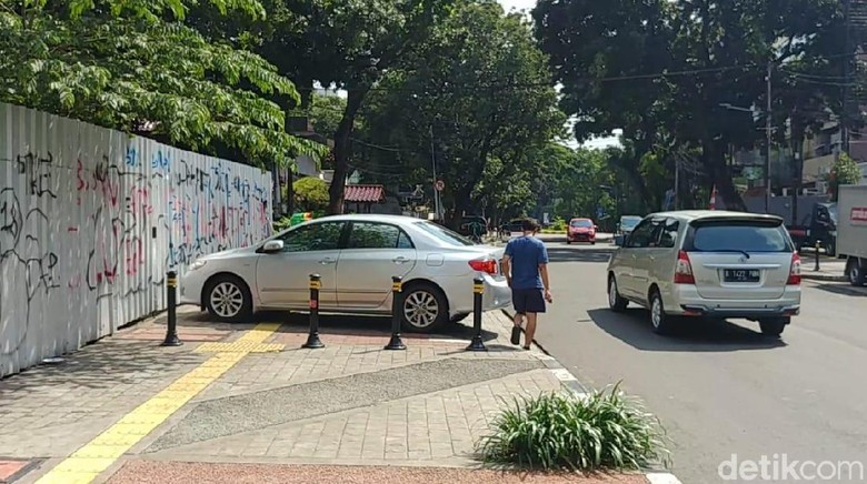 Duh! Trotoar di Jalan Mahakam Jaksel Malah Jadi Tempat Parkir Mobil Duh! Trotoar di Jalan Mahakam Jaksel Malah Jadi Tempat Parkir Mobil