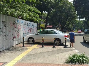Duh! Trotoar di Jalan Mahakam Jaksel Malah Jadi Tempat Parkir Mobil
