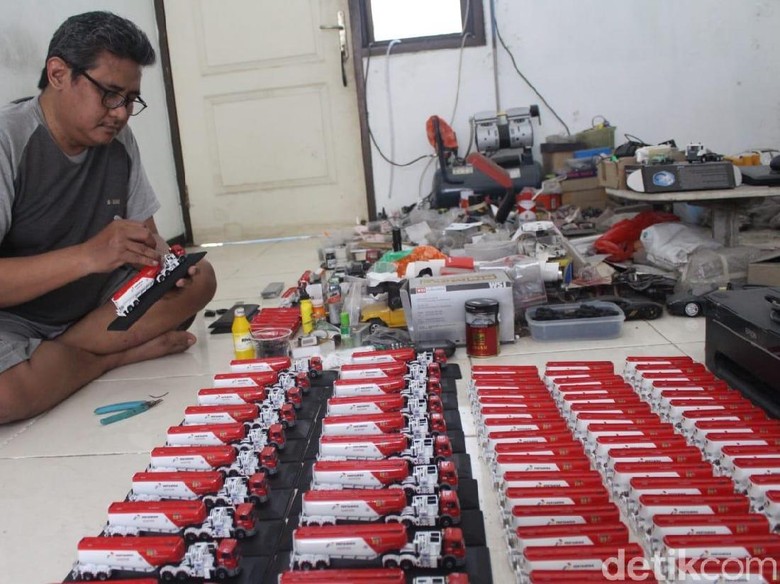 Truk Miniatur Karya Pria Sidoarjo Ini Sudah Sampai Jerman Truk Miniatur Karya Pria Sidoarjo Ini Sudah Sampai Jerman