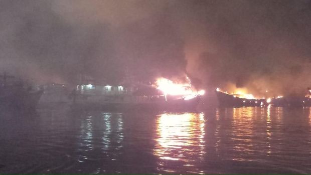 Kapal nelayan di Pelabuhan Muara Baru terbakar