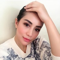 Aktris Shinta Bachir seakan tak lepas dari kontroversi. Batal menikah dengan Idham Masse, kini ia mengunggah foto tak berhijab di akun Instagram miliknya. Foto: Instagram